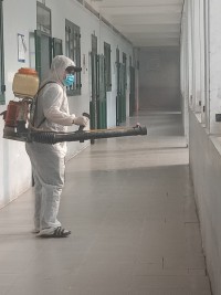 Trường THCS Chánh Phú Hòa phun thuốc sát khuẩn, diệt khuẩn tại trường