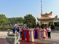 Trường THCS Chánh Phú Hòa thắp hương tưởng niệm các anh hùng liệt sĩ tại công viên Đoàn Thị Liên hướng tới ngày thành lập Đoàn TNCS Hồ Chí Minh