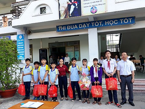 Trường THCS Chánh Phú Hòa tổ chức phát quà tết cho học sinh khó khăn